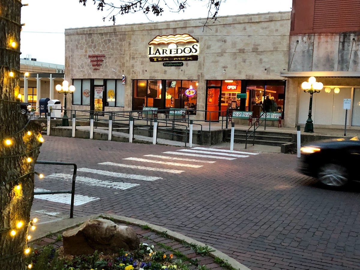 Dos Laredos — Mexican restaurant in Commerce
